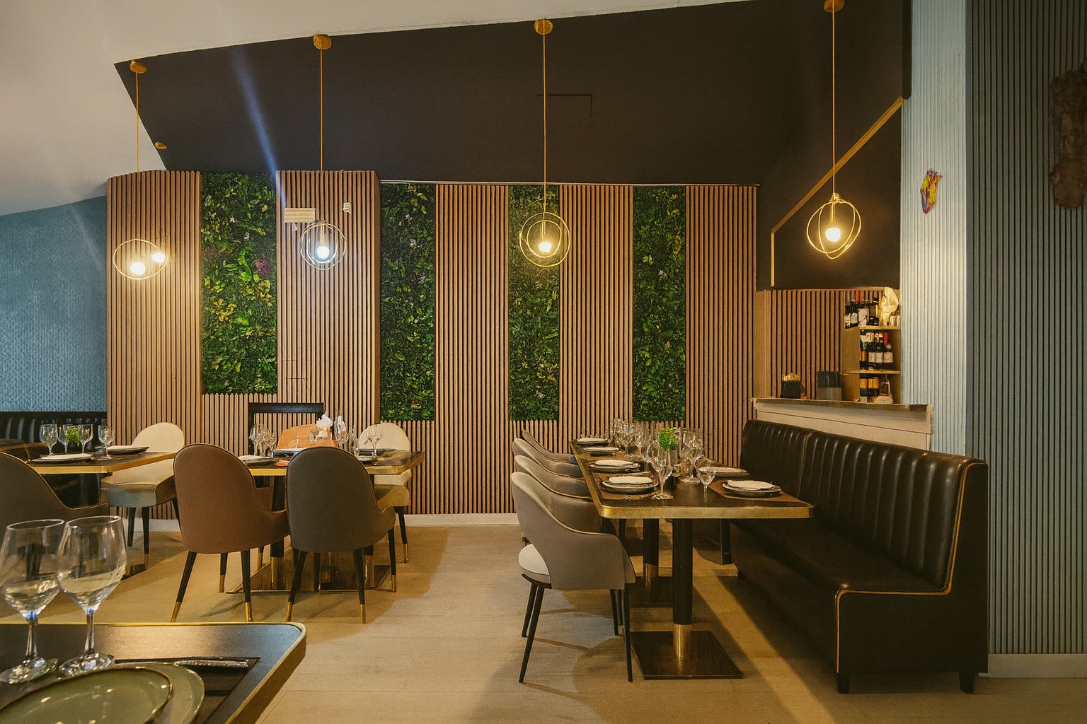 Comedor de Tulsi con paneles de madera y jardines verticales